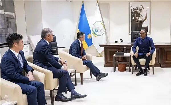 Jack Ma dyker upp i Afrika, håller samtal med Rwandas president