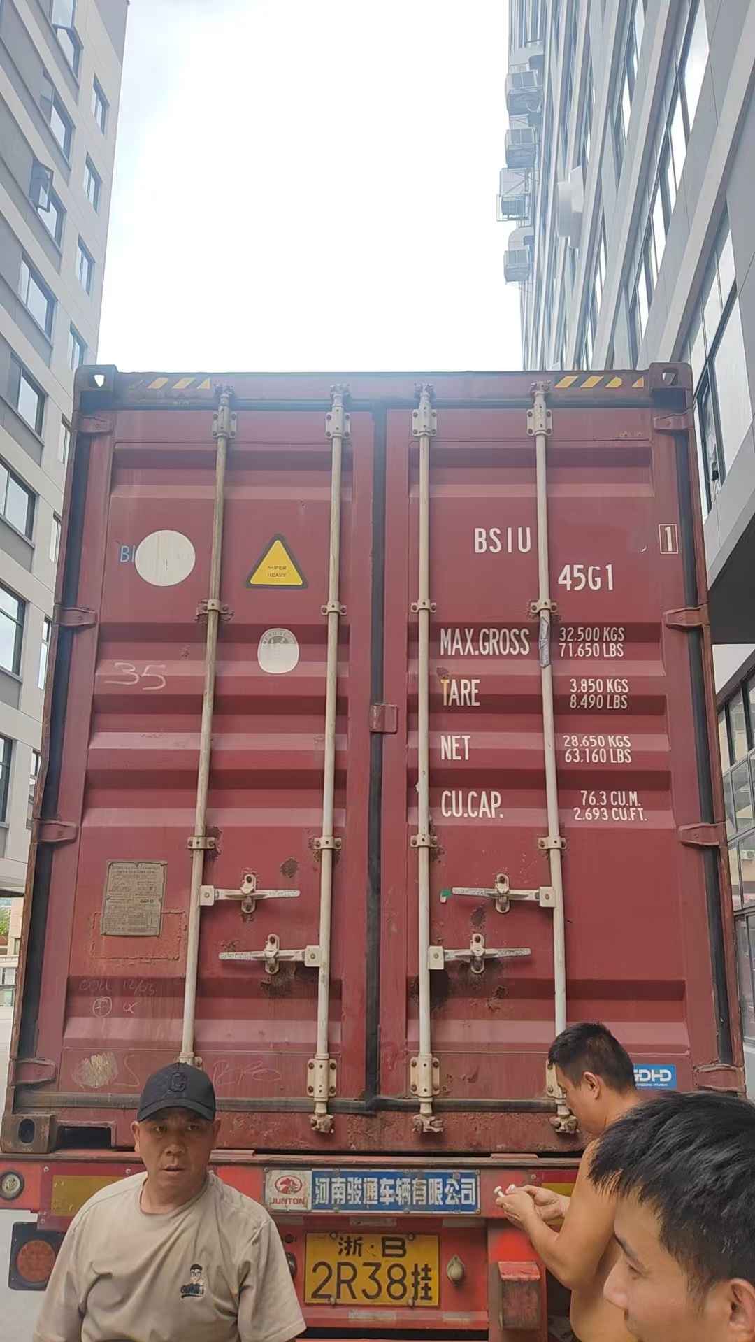 Daglig containerladdning på Yiwu Kebon: Första hjälpen-kit redo för global leverans